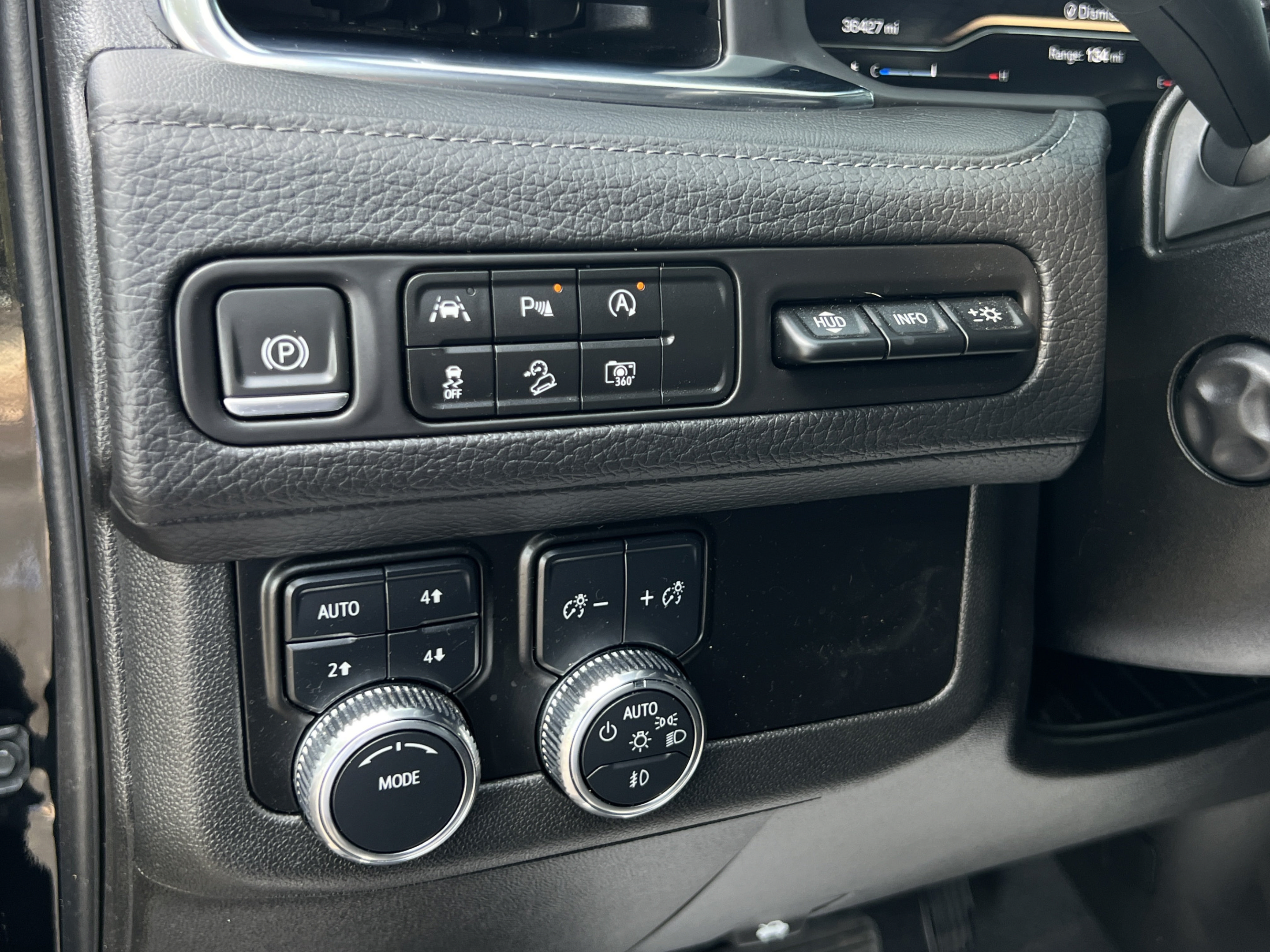 Used 2024 GMC Yukon XL Denali AWD/4WD image 17