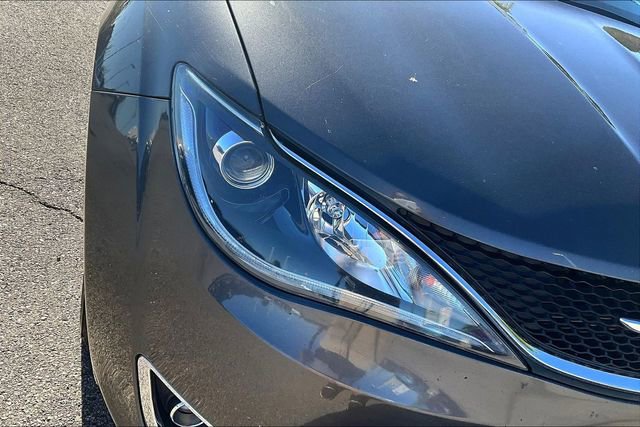Used 2020 Chrysler Pacifica Touring-L image 30