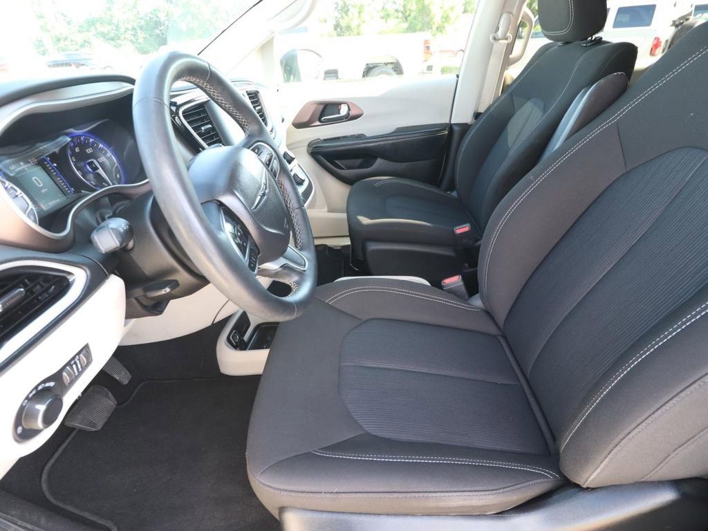 Used 2023 Chrysler Voyager LX image 2