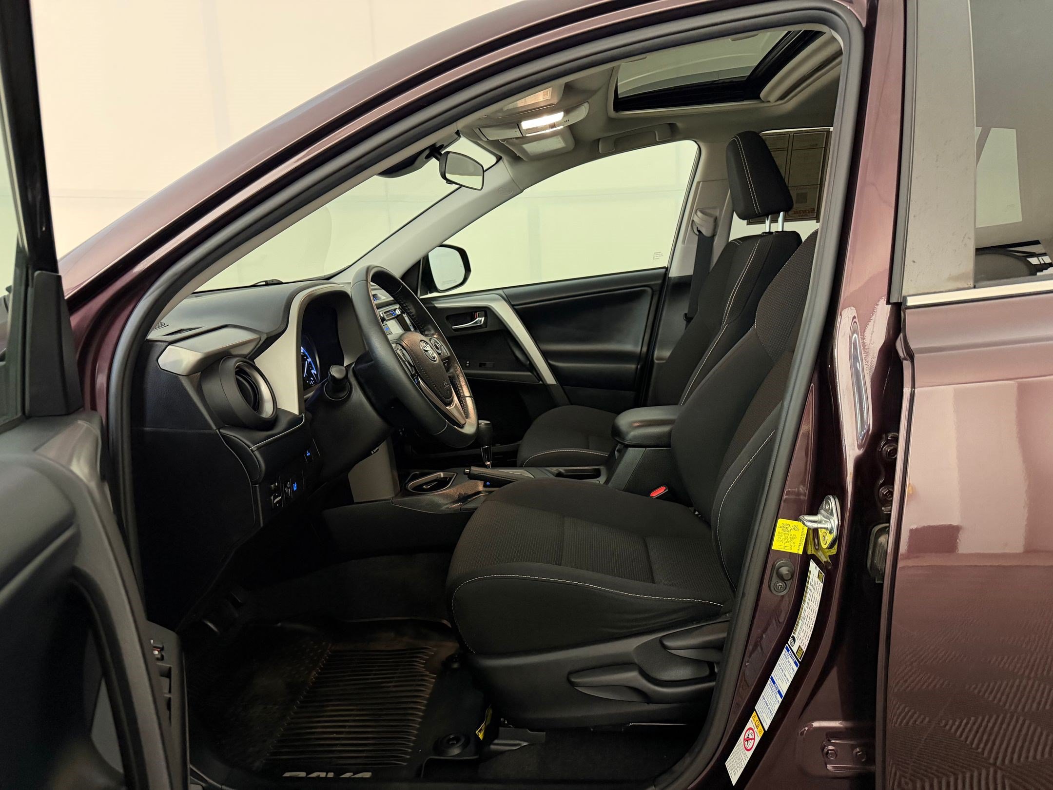 Used 2018 Toyota RAV4 XLE w/ Plus Extra Value Package AWD/4WD image 5