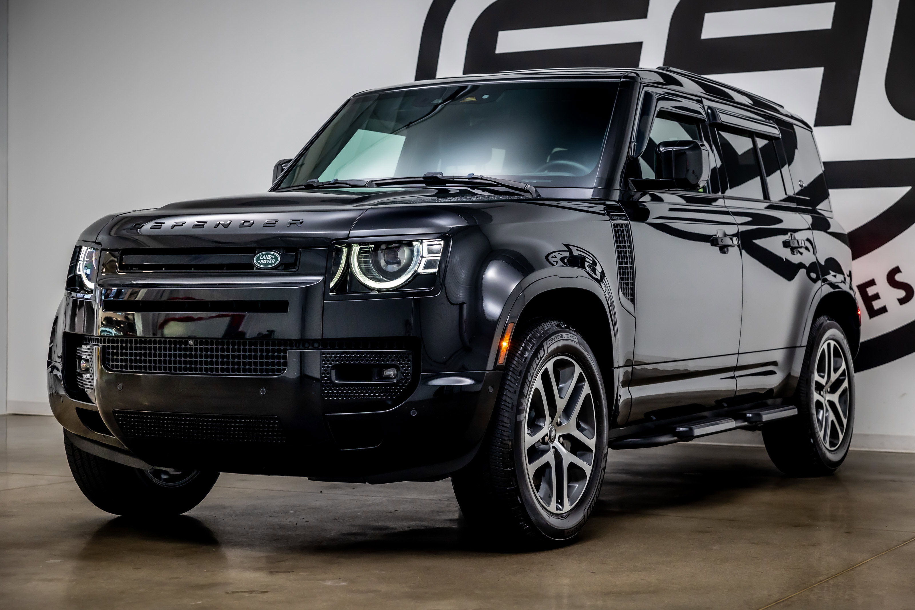 Used 2024 Land Rover Defender 110 X-Dynamic SE image 28