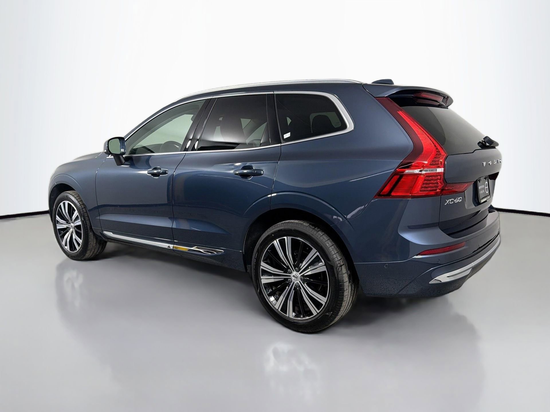 Certified 2023 Volvo XC60 B5 Plus AWD/4WD image 8