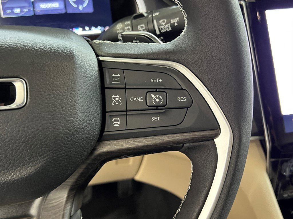 New 2025 Jeep Grand Cherokee Limited w/ Luxury Tech Group II image 17