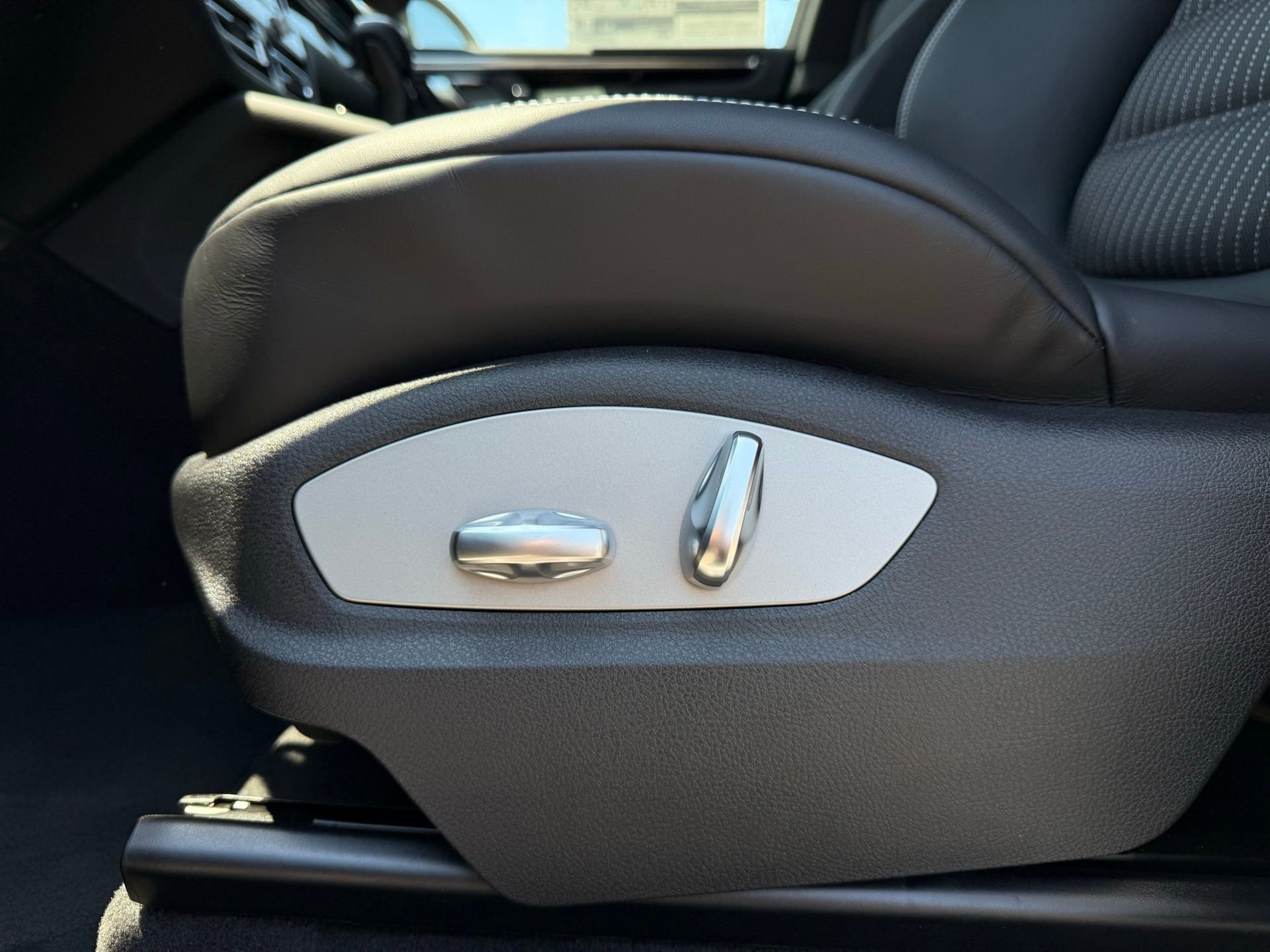 Used 2025 Porsche Macan image 28