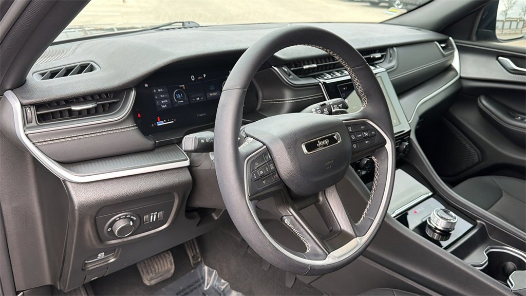 Used 2025 Jeep Grand Cherokee Laredo X w/ Luxury Tech Group I image 19