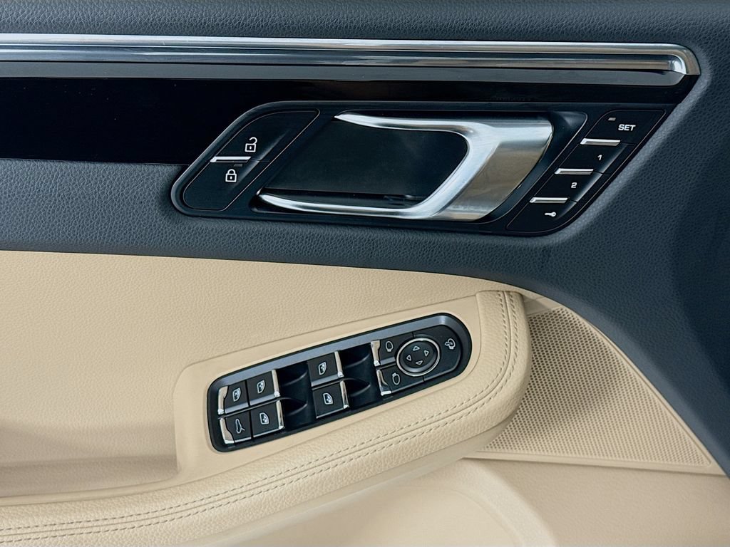 Used 2025 Porsche Macan AWD/4WD image 11