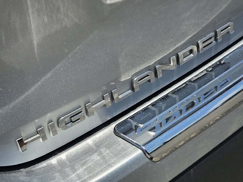 Used 2023 Toyota Highlander LE FWD image 12