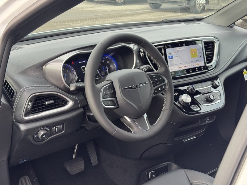 New 2026 Chrysler Pacifica Select image 12