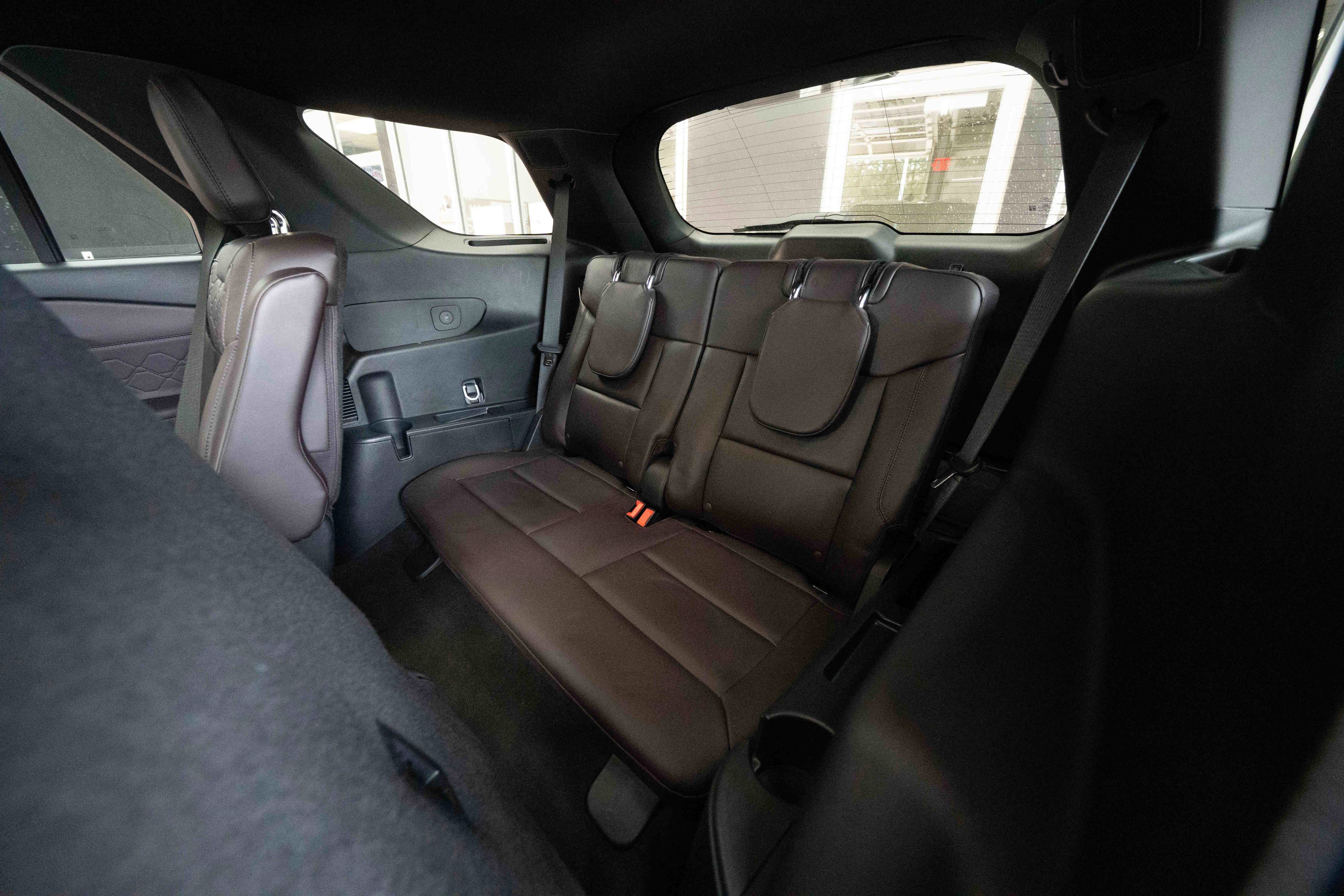 Used 2025 Ford Explorer Platinum w/ LUX Leather Package image 24