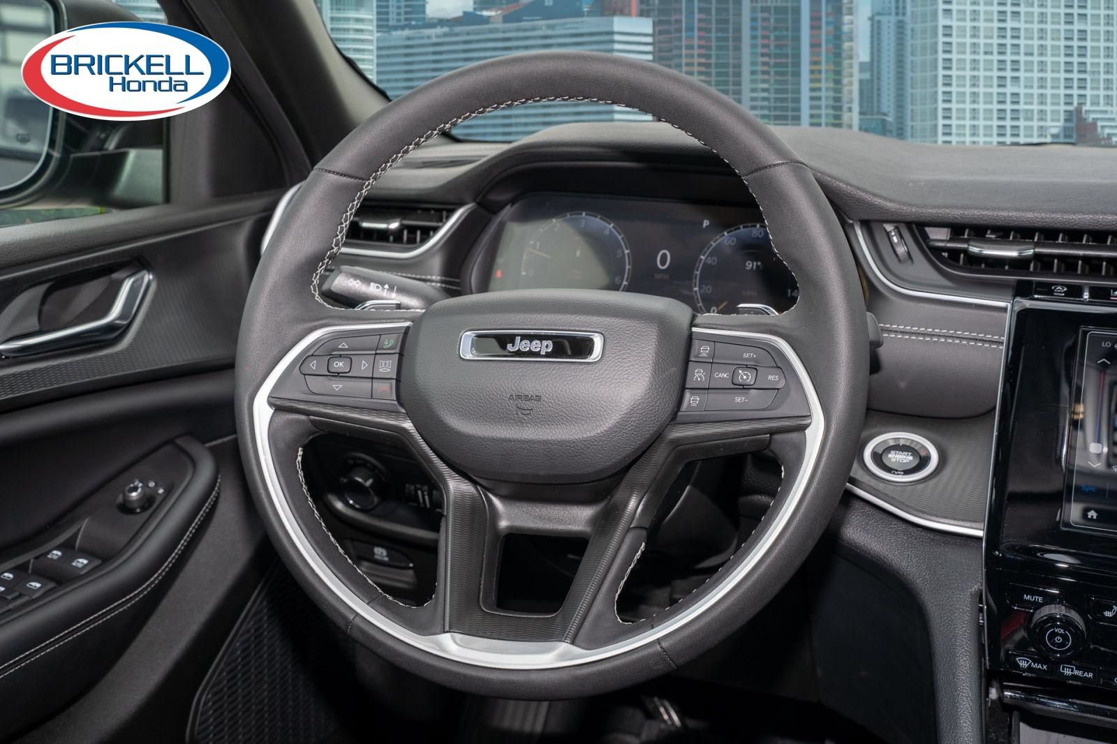 Used 2025 Jeep Grand Cherokee Laredo w/ Luxury Tech Group I RWD image 22