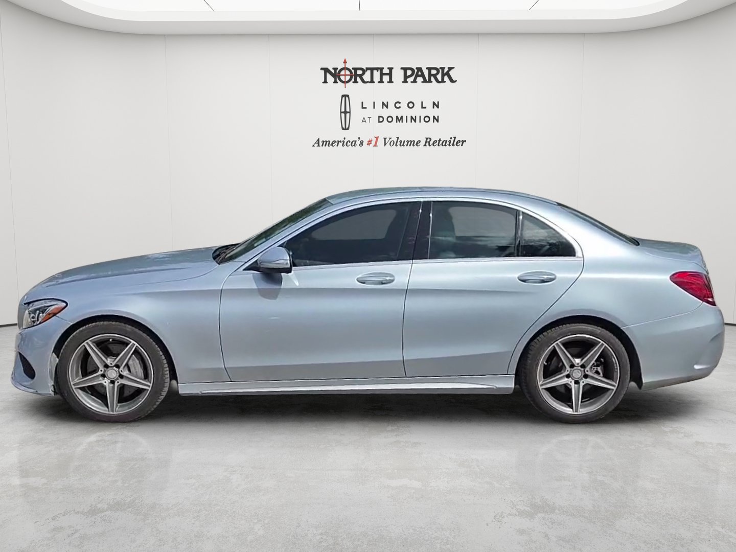 Used 2015 Mercedes-Benz C 400 4MATIC image 2