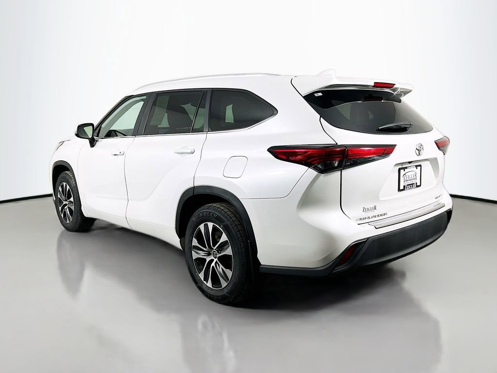 Used 2023 Toyota Highlander XLE AWD/4WD image 7
