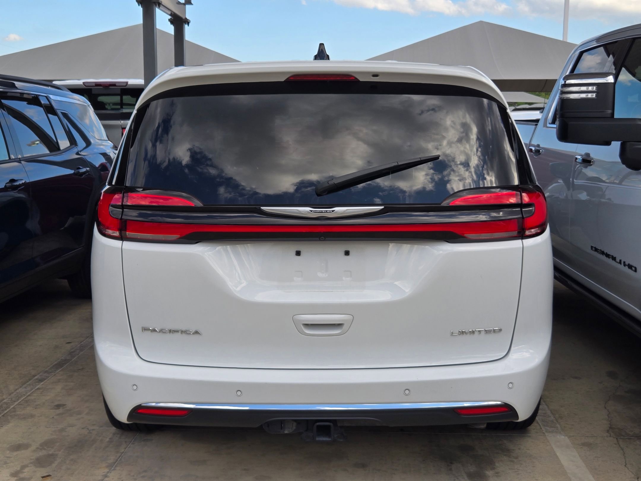 Used 2024 Chrysler Pacifica Limited w/ Uconnect Theater Family Group FWD image 7