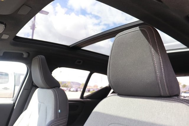 Used 2024 Volvo XC40 B5 Core image 24