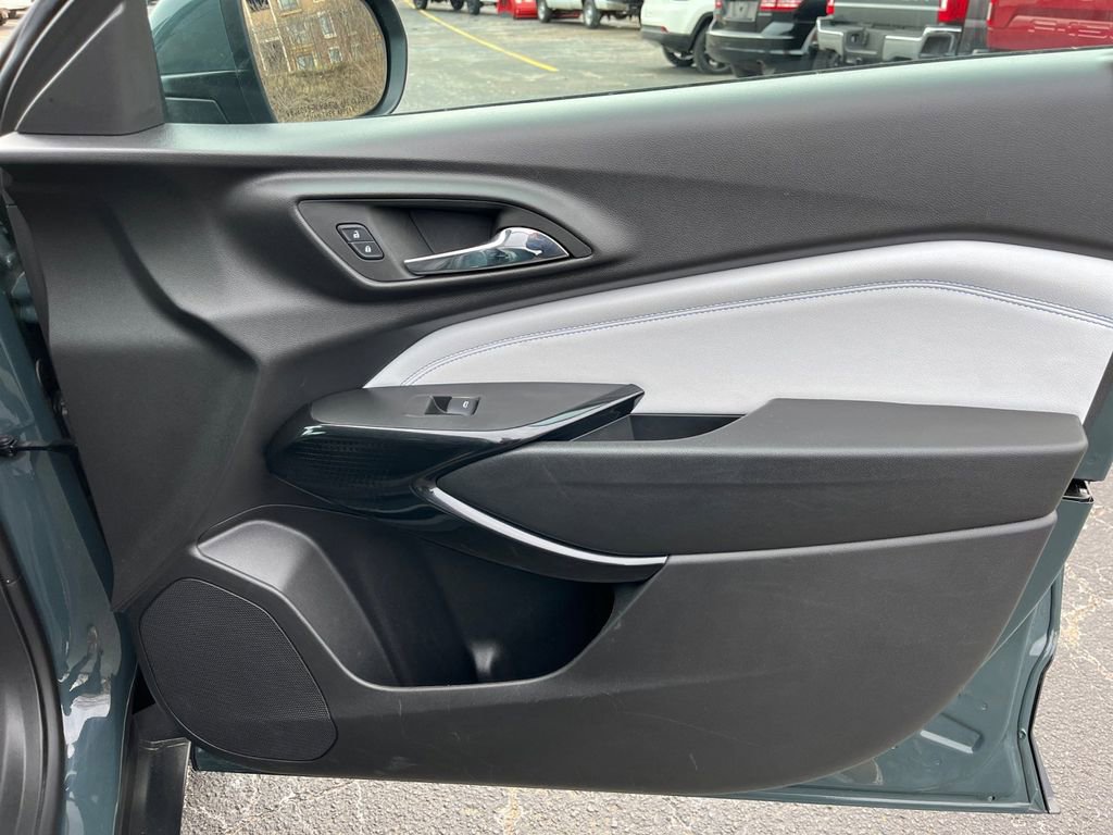 Used 2025 Chevrolet Trax LT FWD image 22