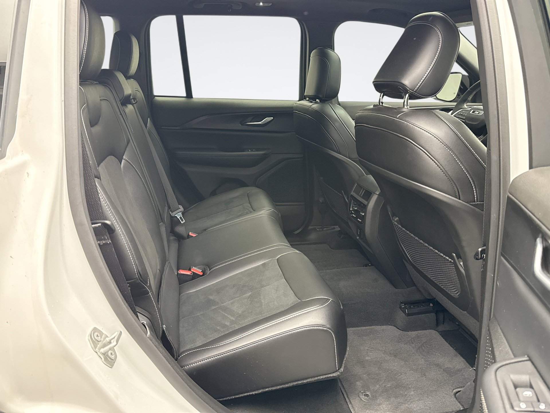 Used 2024 Jeep Grand Cherokee Altitude AWD/4WD image 19