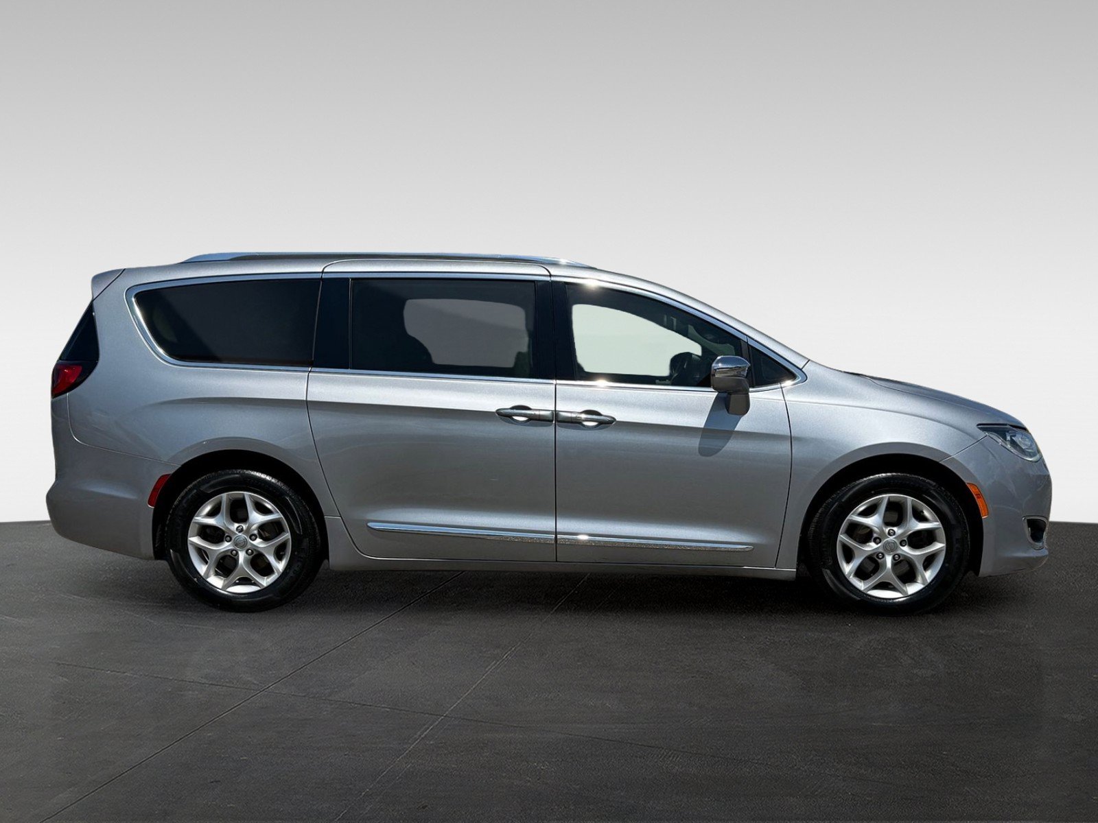 Used 2020 Chrysler Pacifica Limited FWD image 4