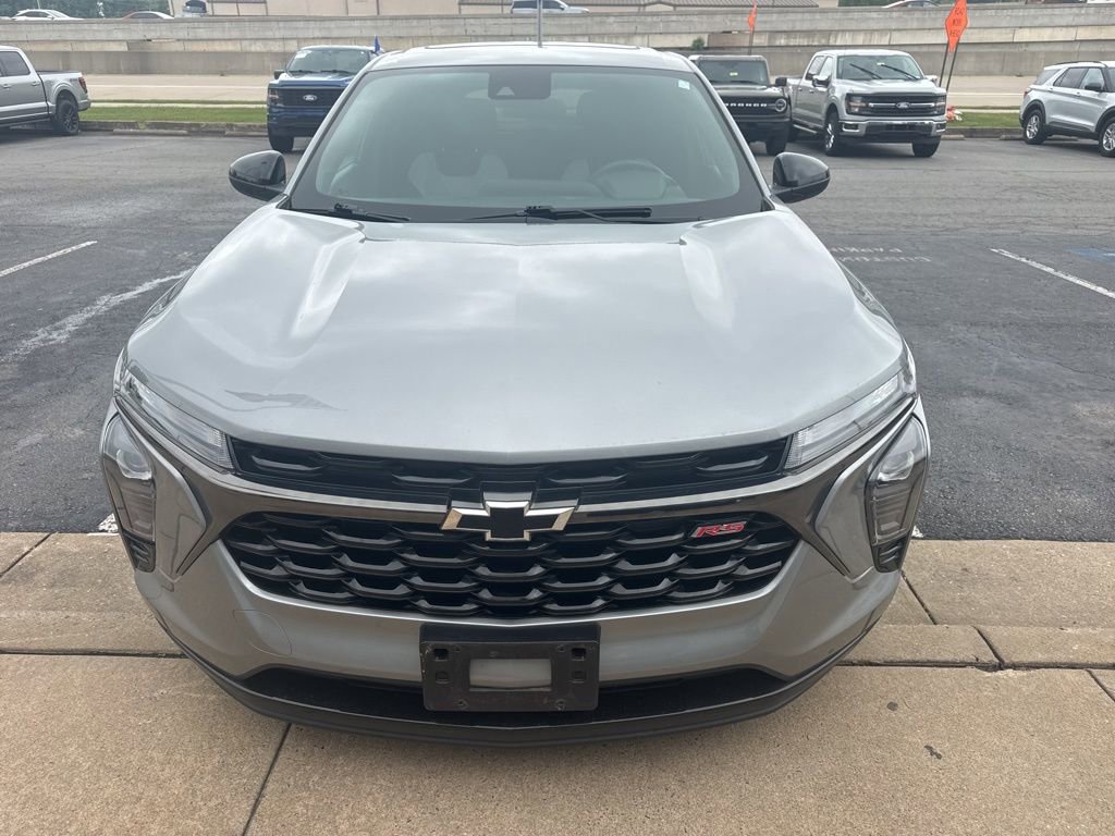 Used 2024 Chevrolet Trax RS w/ Sunroof Package FWD image 4