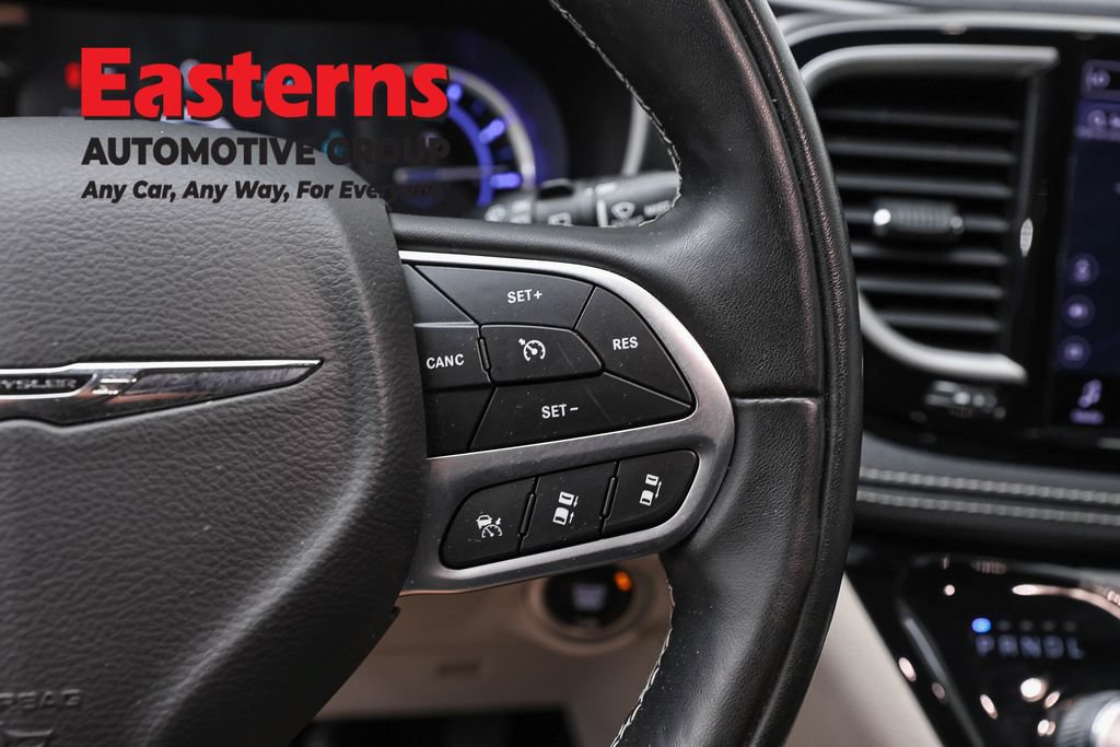Used 2022 Chrysler Pacifica Touring-L w/ Uconnect Theater Family Group FWD image 16