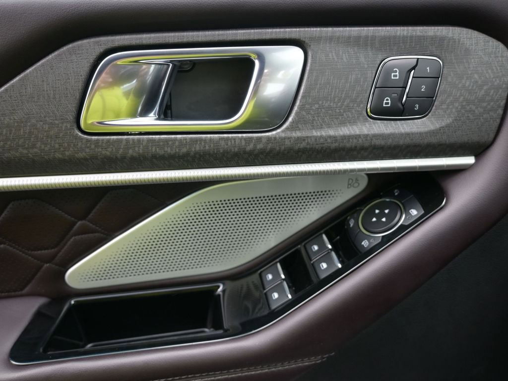 Used 2025 Ford Explorer Platinum w/ Ultimate Package image 17