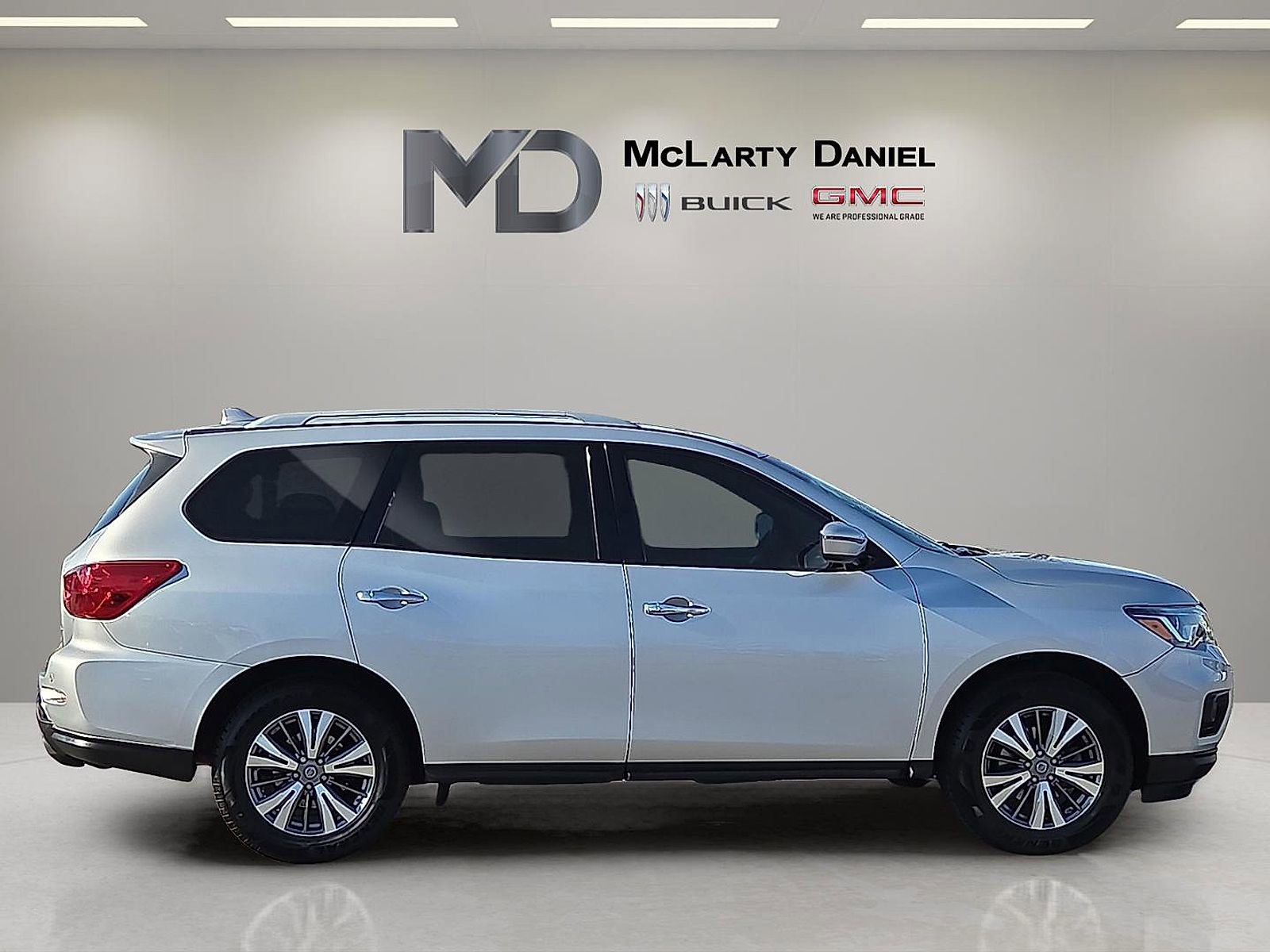 Used 2019 Nissan Pathfinder SV image 6