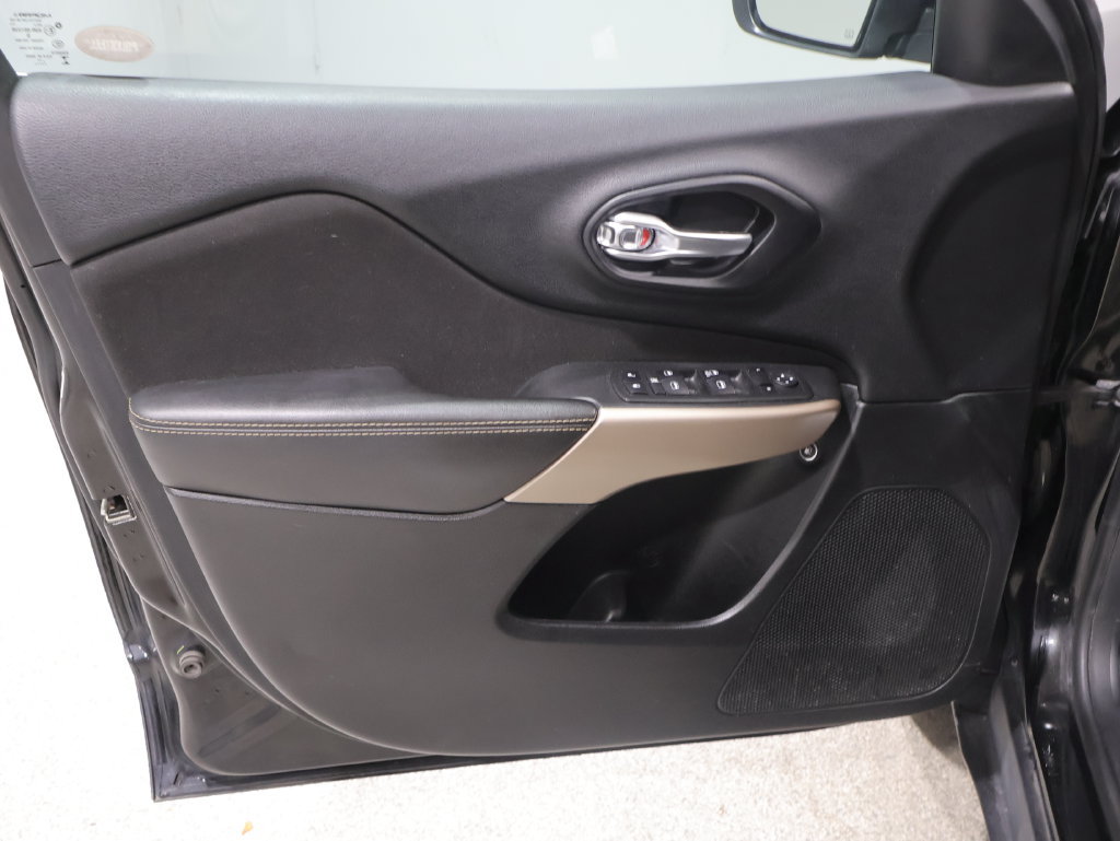 Used 2018 Jeep Cherokee Latitude w/ Cold Weather Group FWD image 12