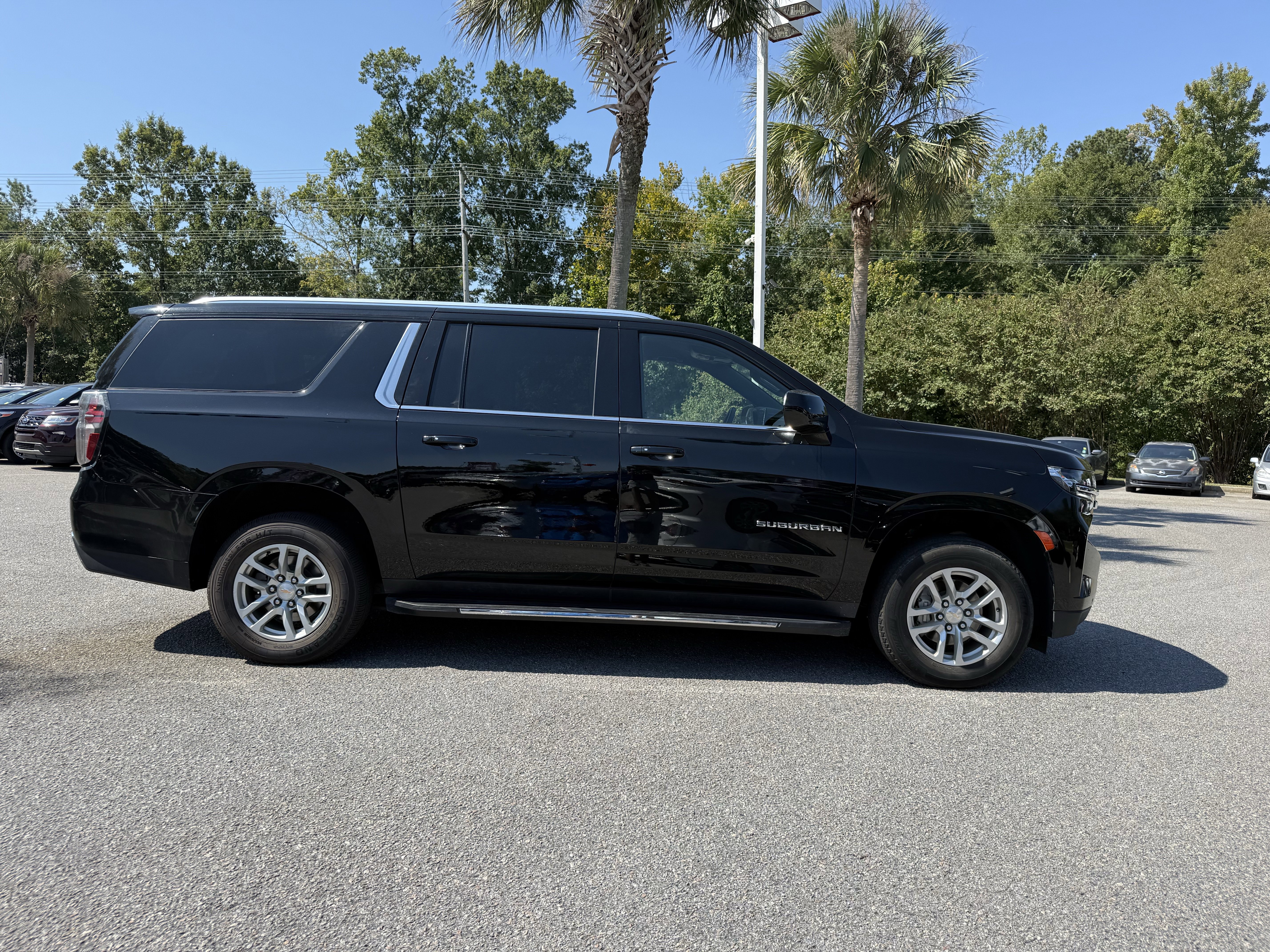 Used 2023 Chevrolet Suburban LT image 2