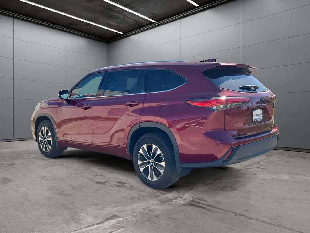Used 2021 Toyota Highlander XLE AWD/4WD image 3