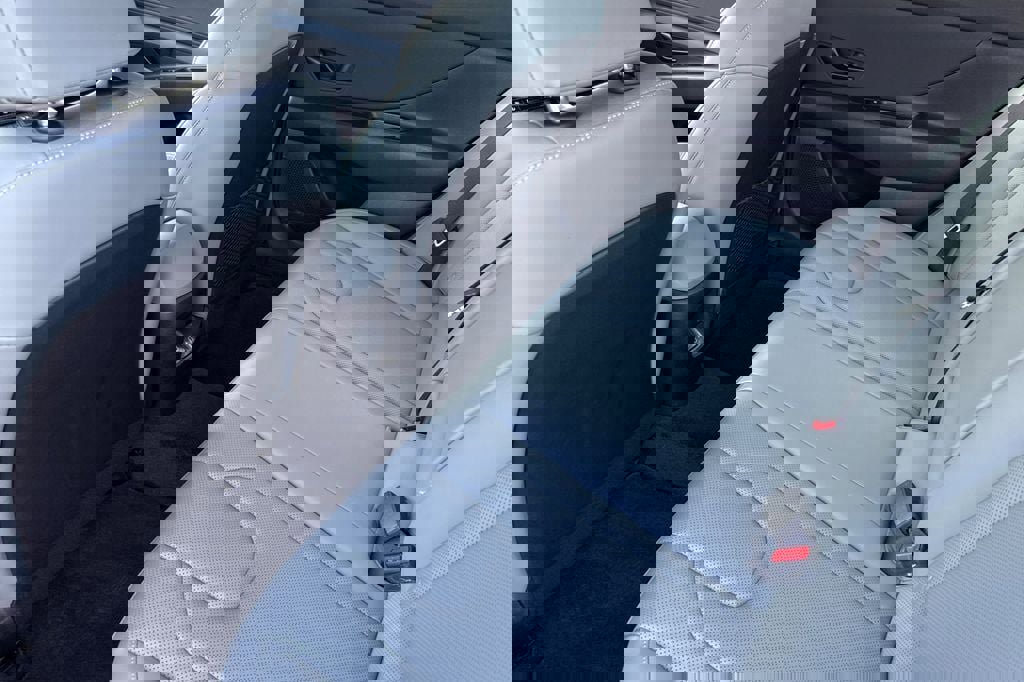 Used 2025 Hyundai Elantra Limited image 9