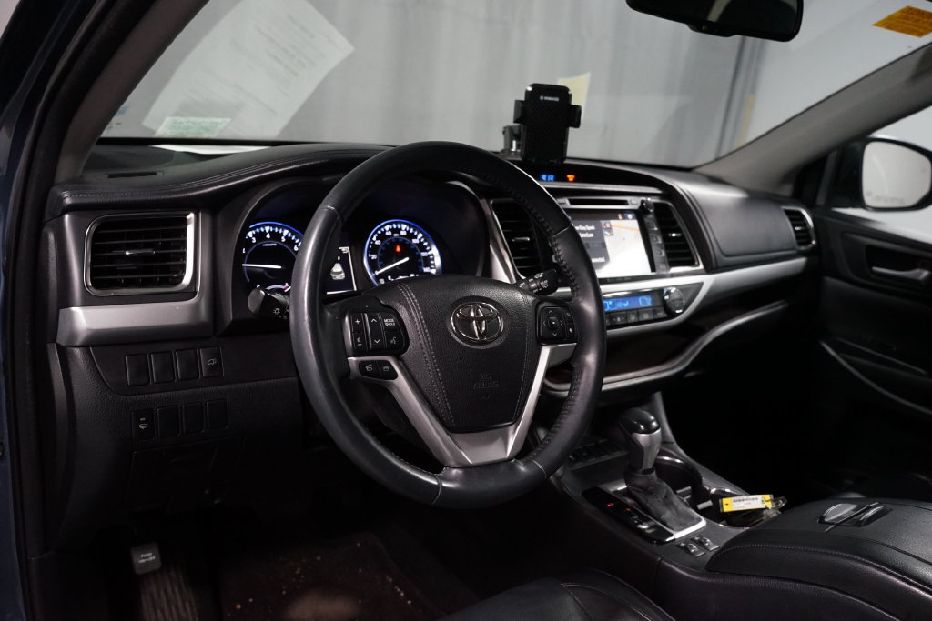 Used 2016 Toyota Highlander XLE FWD image 7