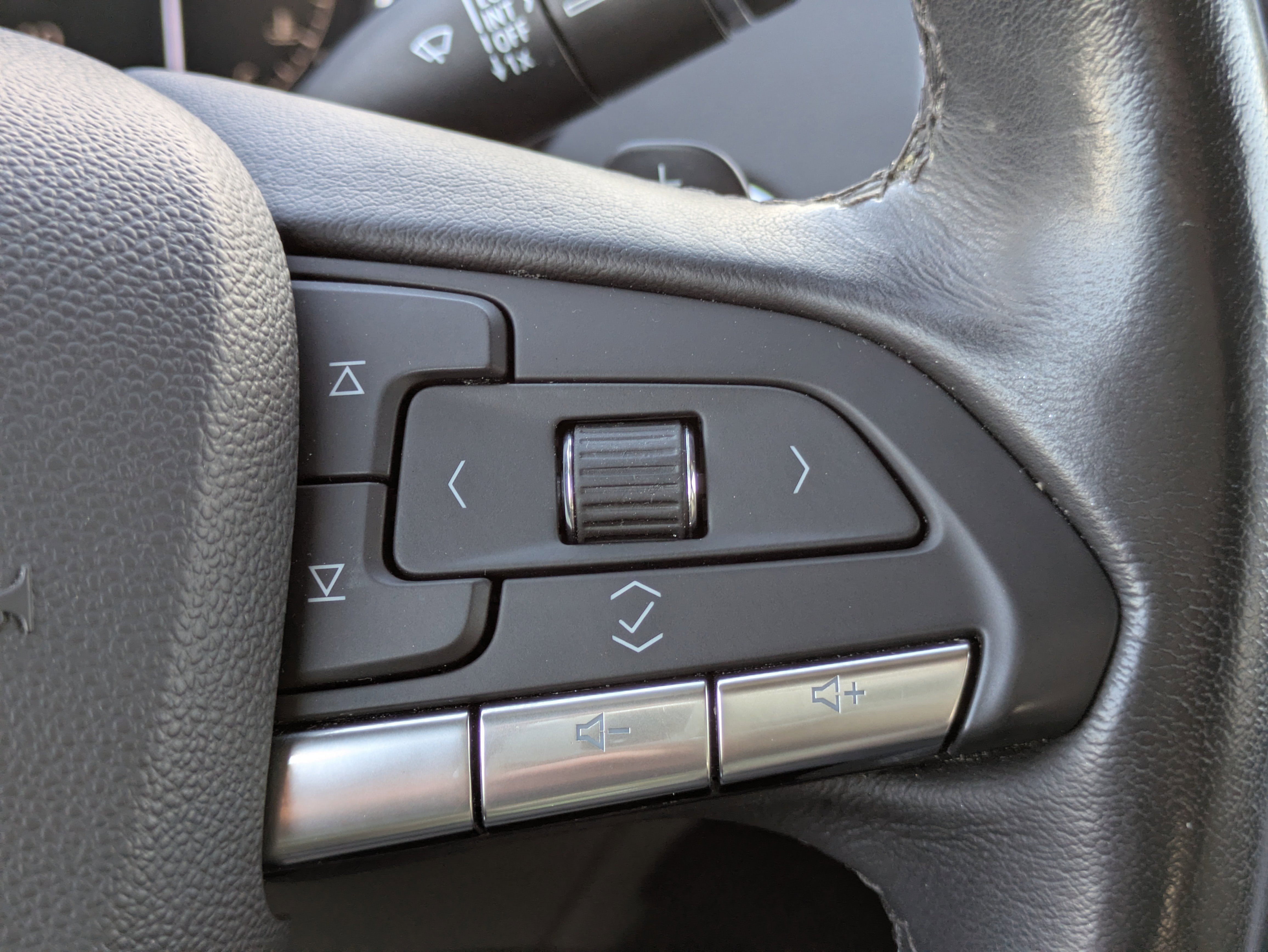 Used 2023 Cadillac XT4 Luxury w/ Cold Weather Package image 19