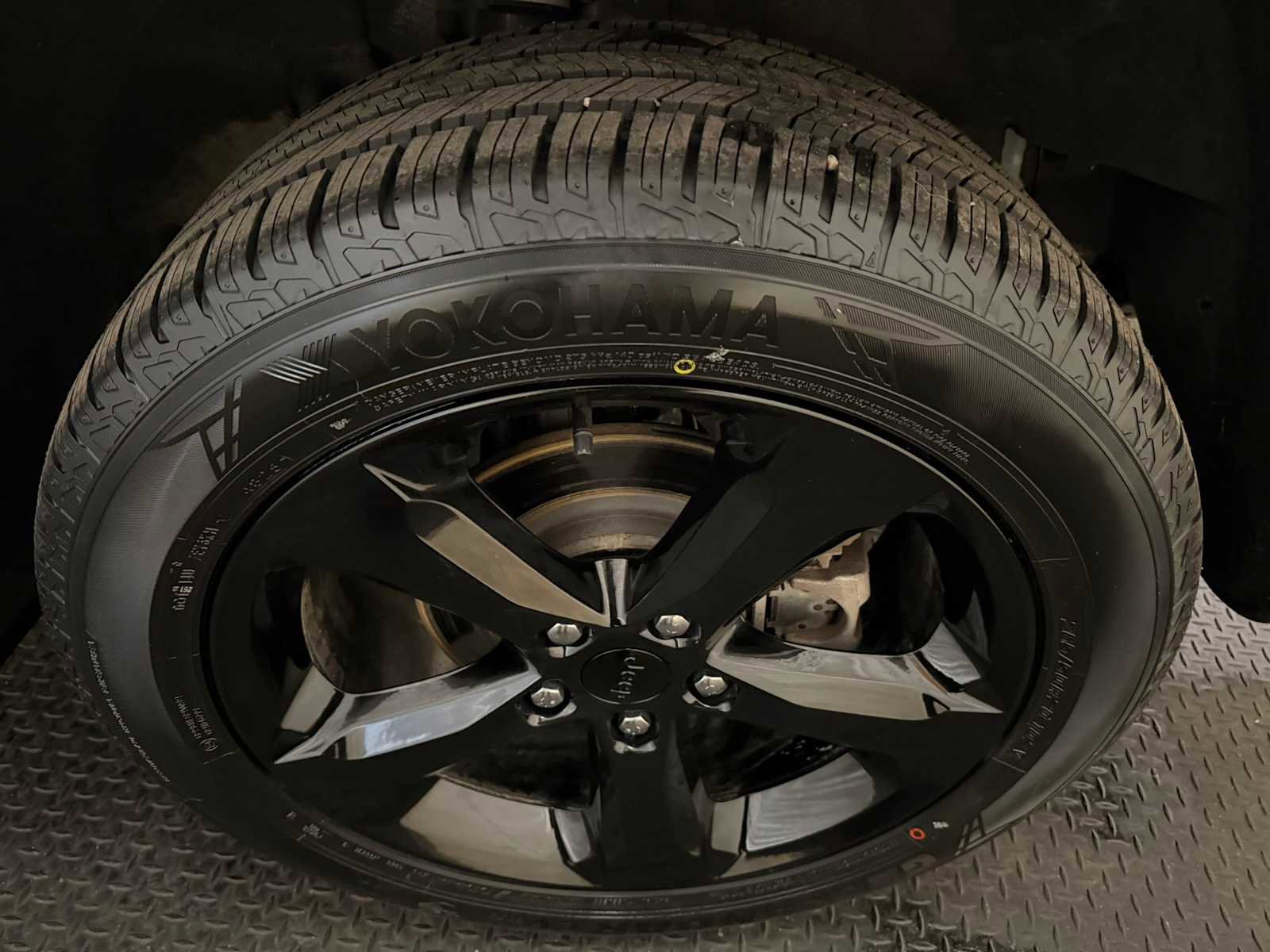 Used 2023 Jeep Grand Cherokee Limited w/ Black Appearance Package image 9