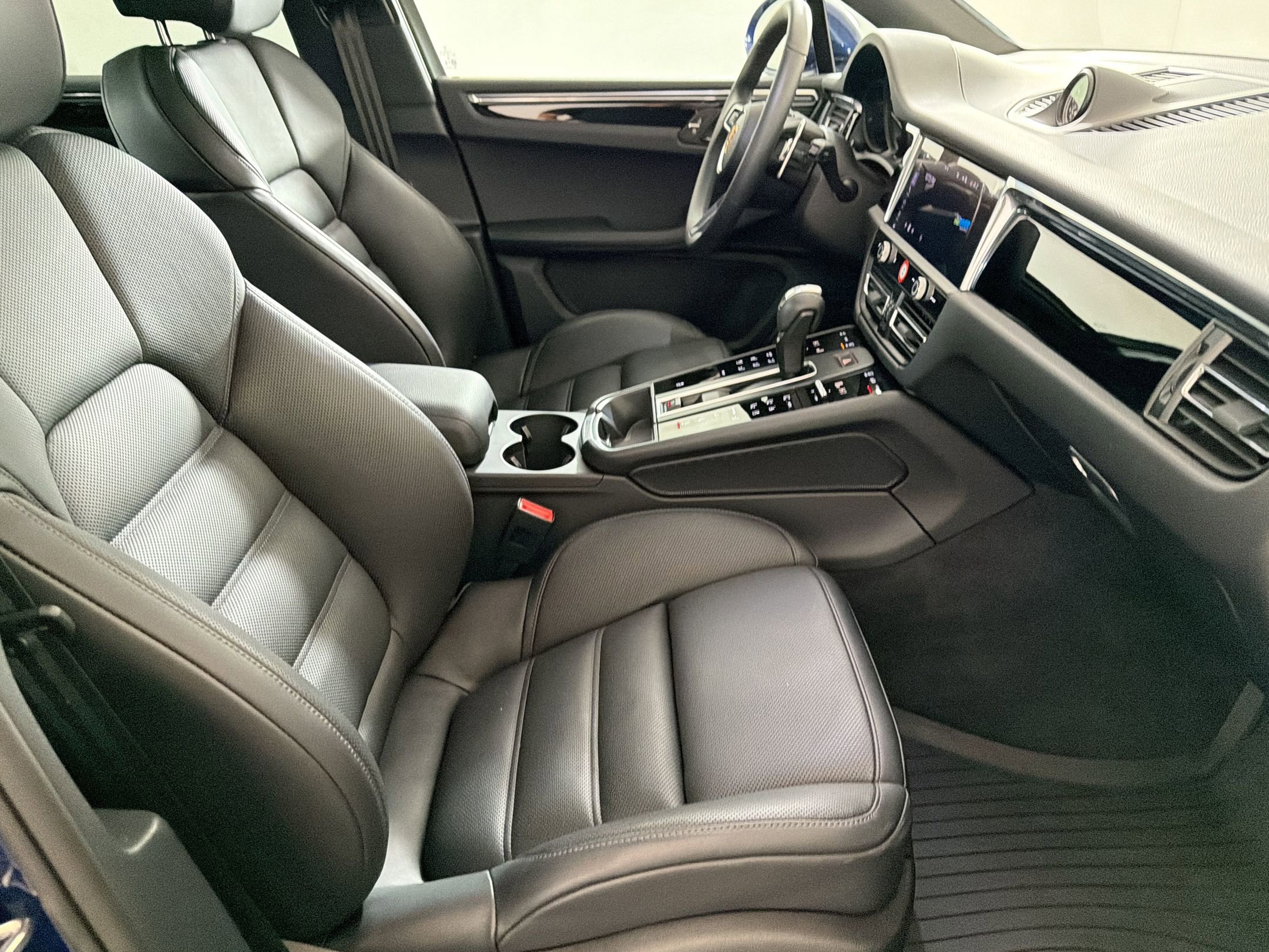 Used 2025 Porsche Macan image 32