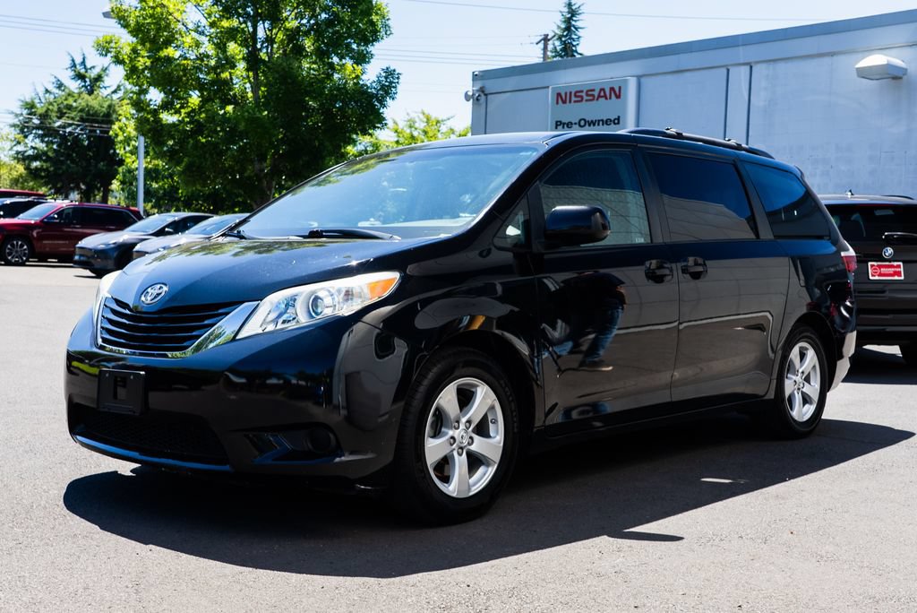 Used 2015 Toyota Sienna LE FWD image 3