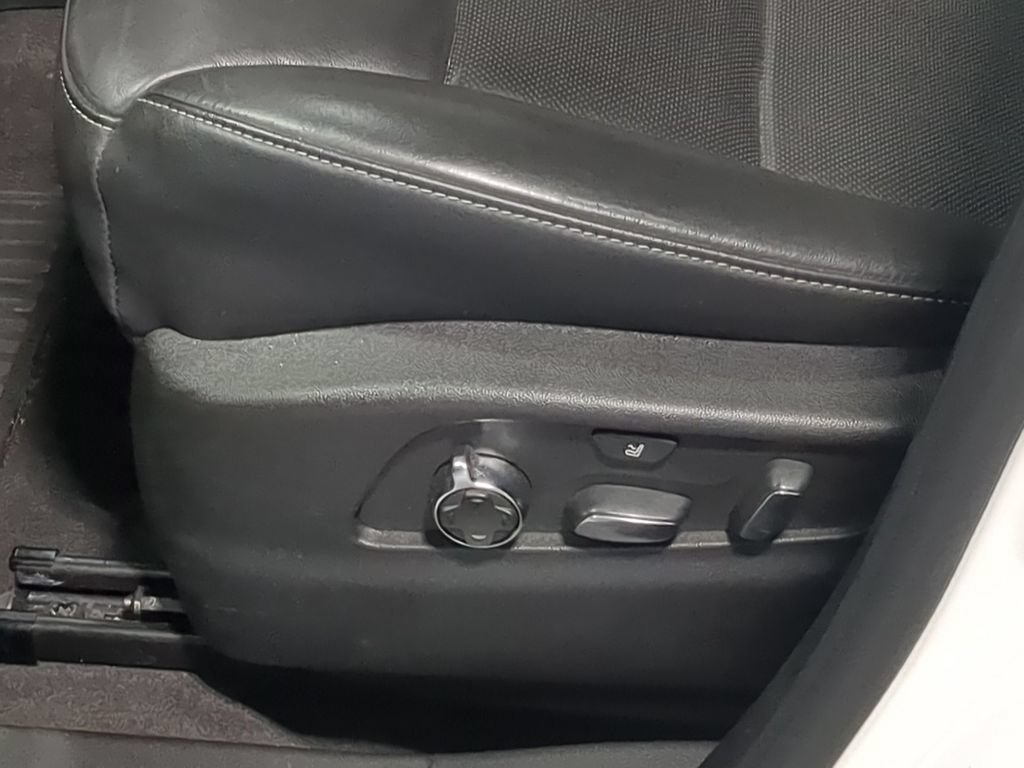 Used 2024 Cadillac XT4 Premium Luxury AWD/4WD image 17