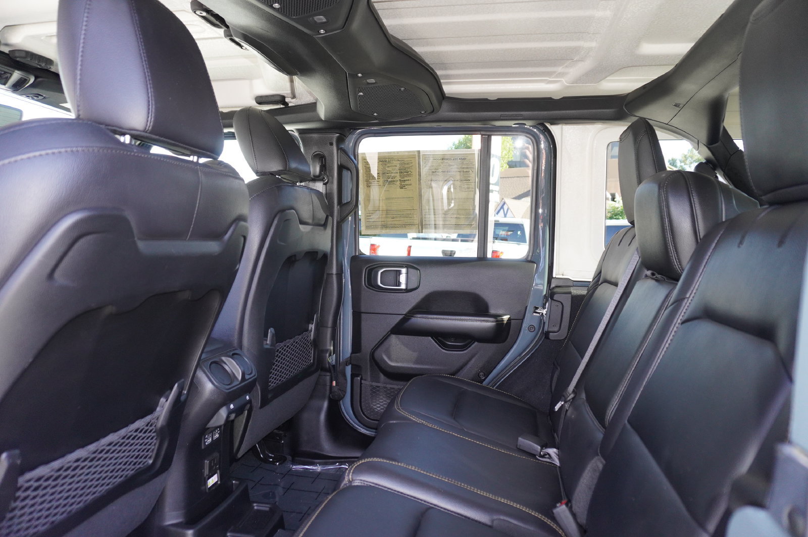 Used 2024 Jeep Wrangler Unlimited Sahara w/ Technology Group AWD/4WD image 9