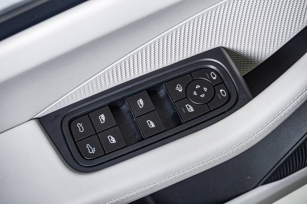 Certified 2025 Porsche Macan 4 Electric AWD/4WD image 26