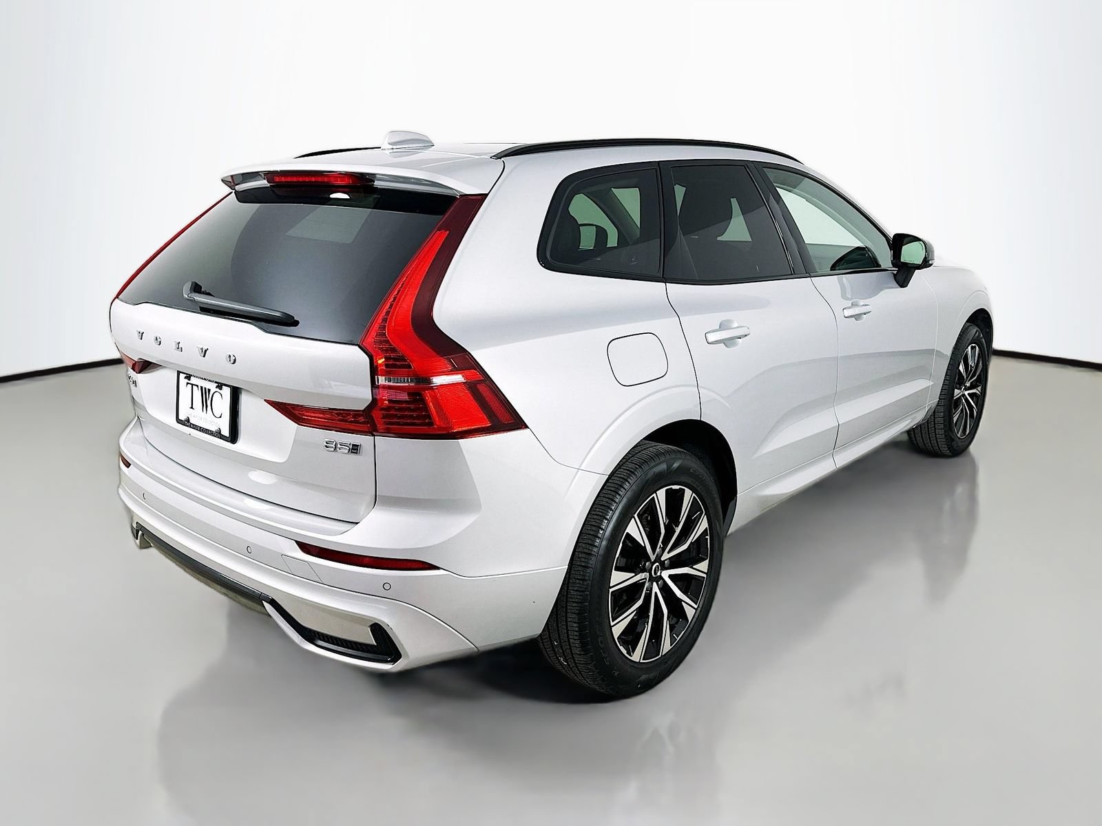 Used 2025 Volvo XC60 B5 Core AWD/4WD image 5