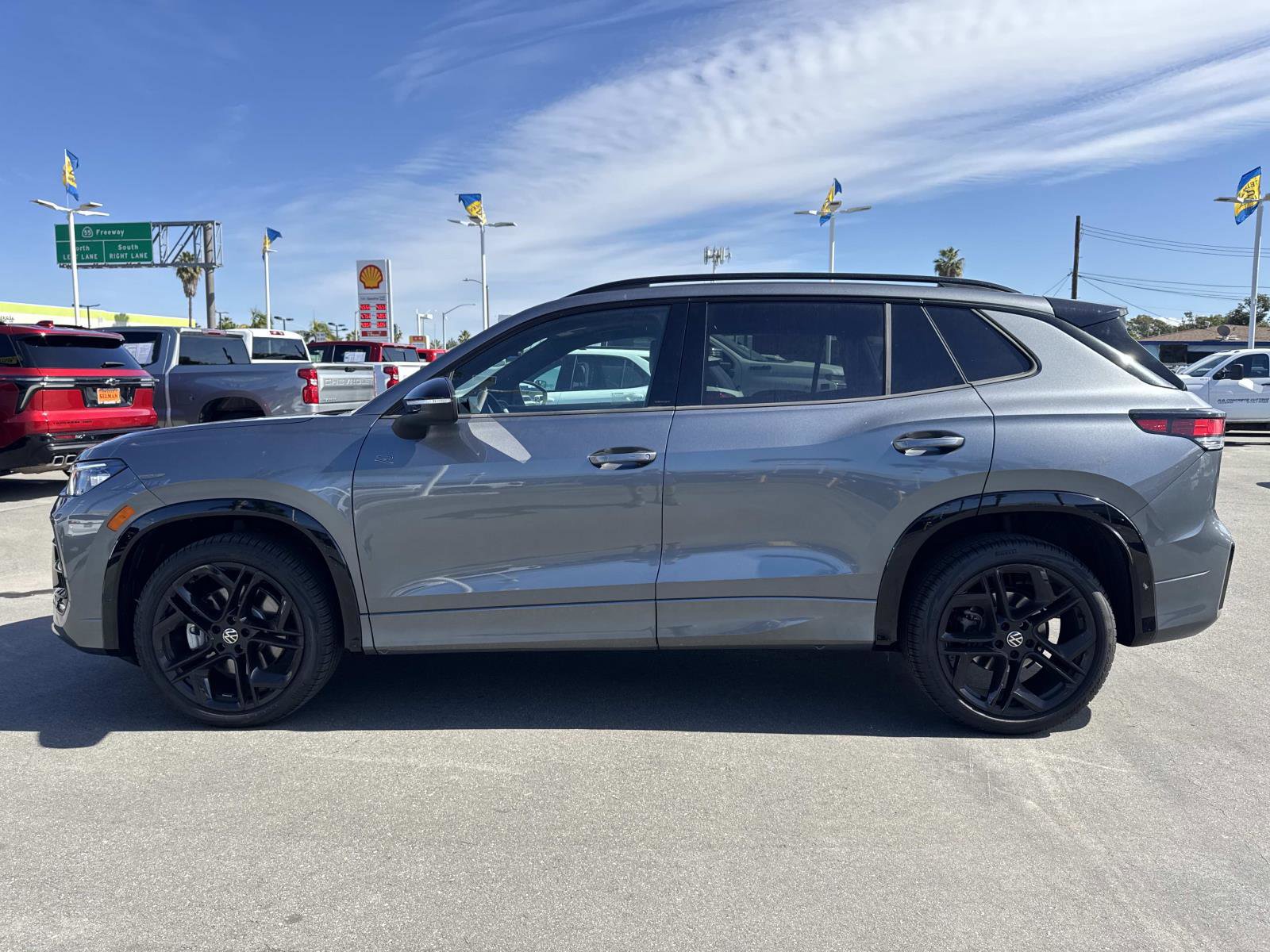 Used 2025 Volkswagen Tiguan SE R-Line image 8