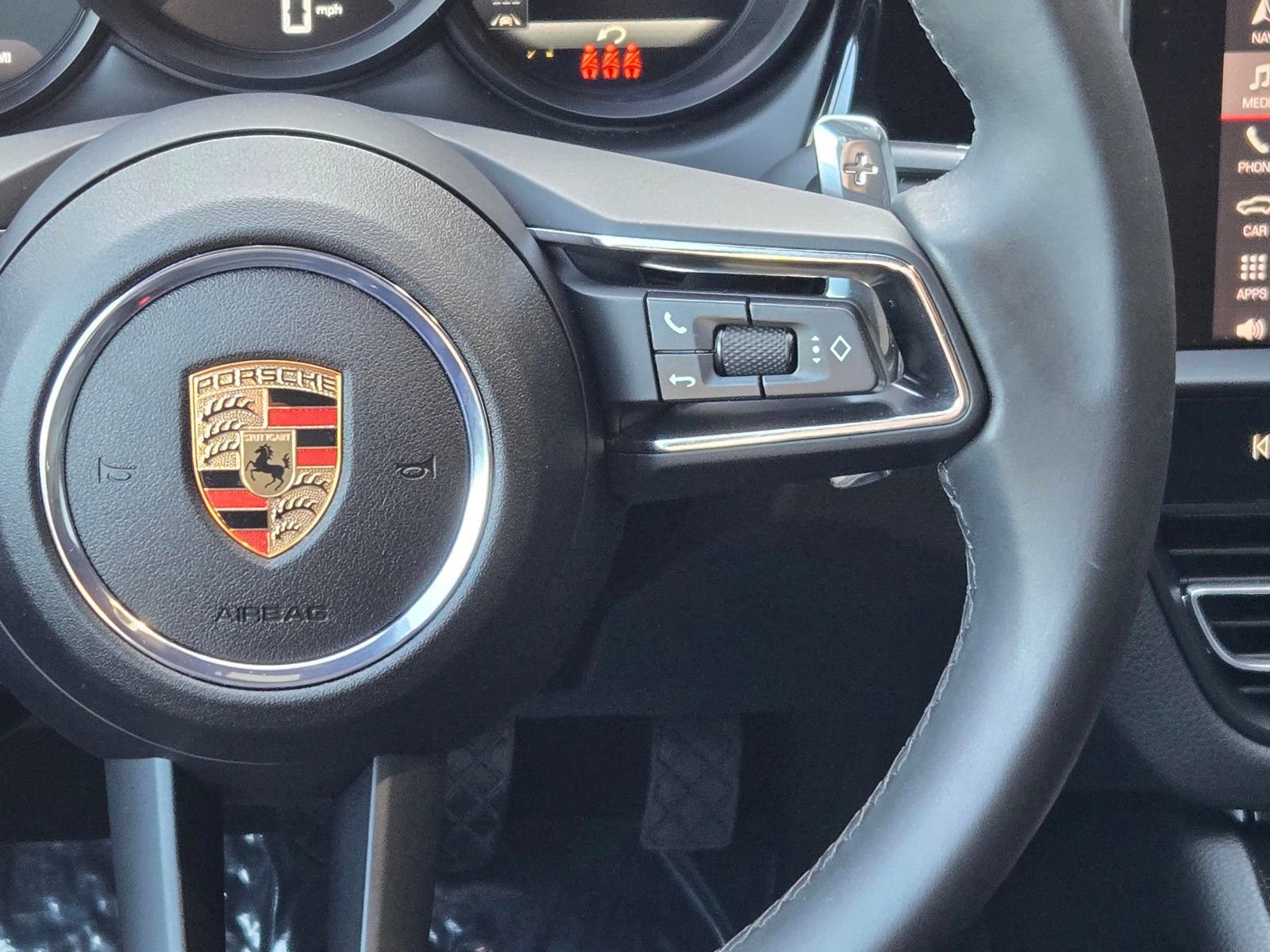 Certified 2025 Porsche Macan AWD/4WD image 17