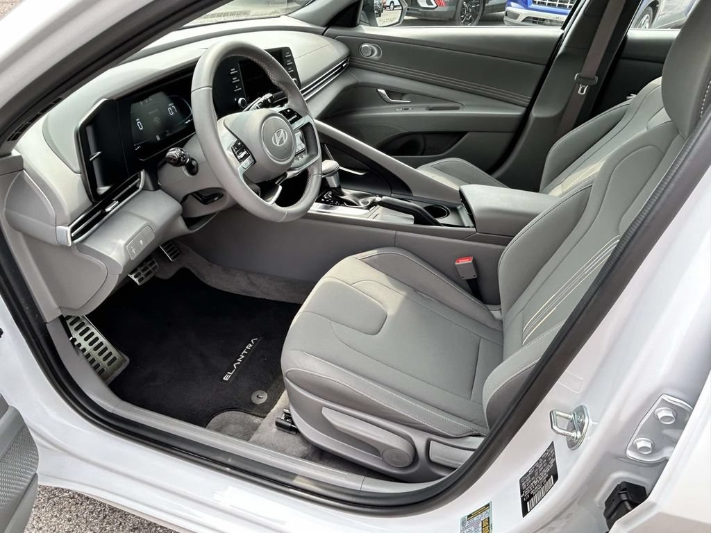 Certified 2025 Hyundai Elantra Sport FWD image 11
