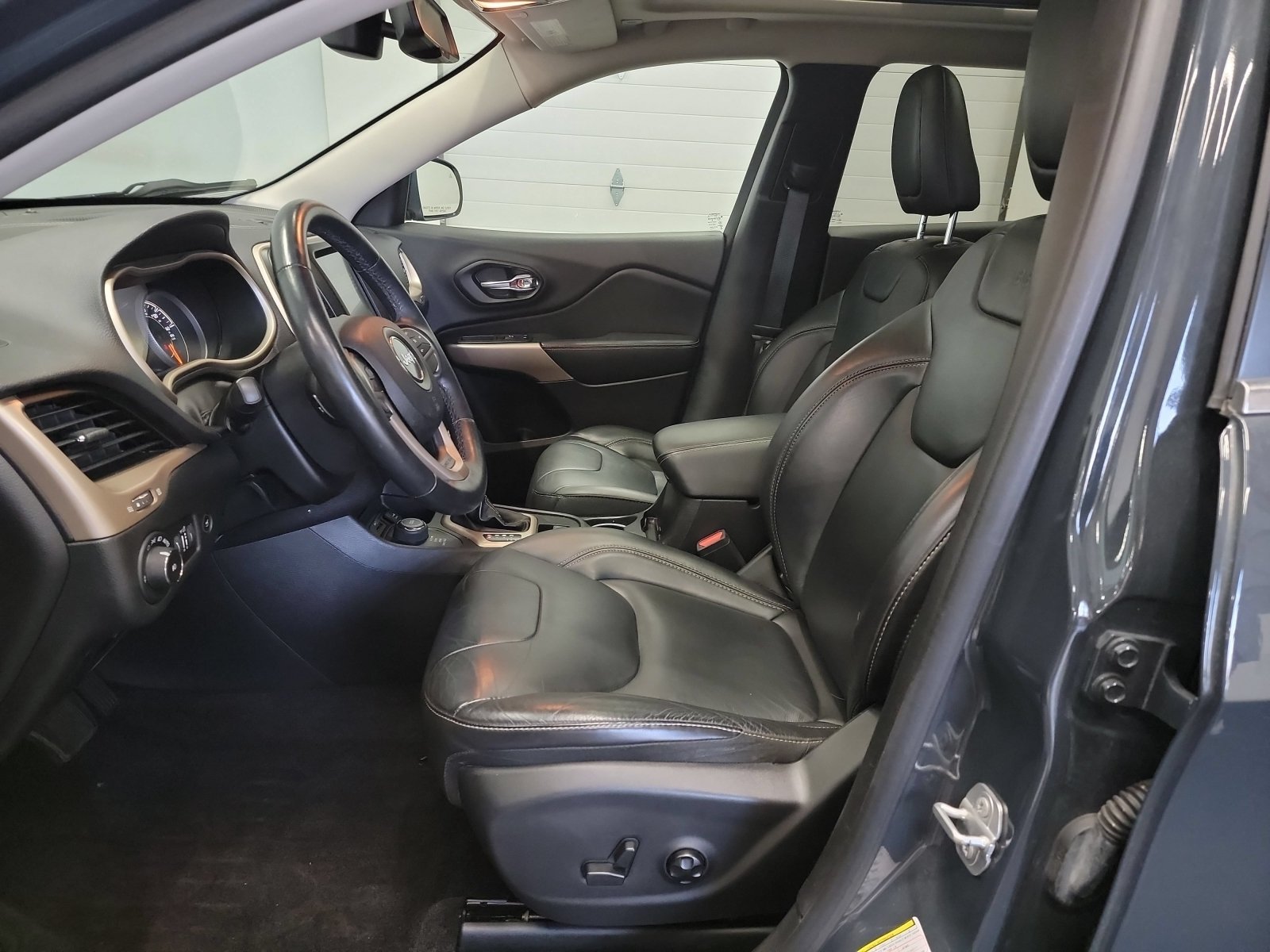 Used 2018 Jeep Cherokee Limited AWD/4WD image 13