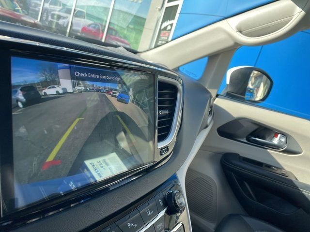 Used 2023 Chrysler Pacifica Touring-L image 18