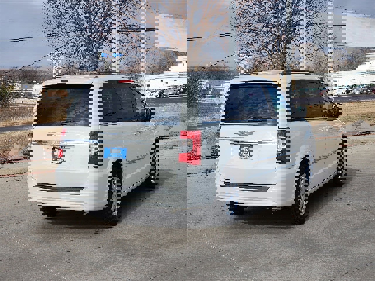 Used 2011 Chrysler Town & Country Touring-L image 5