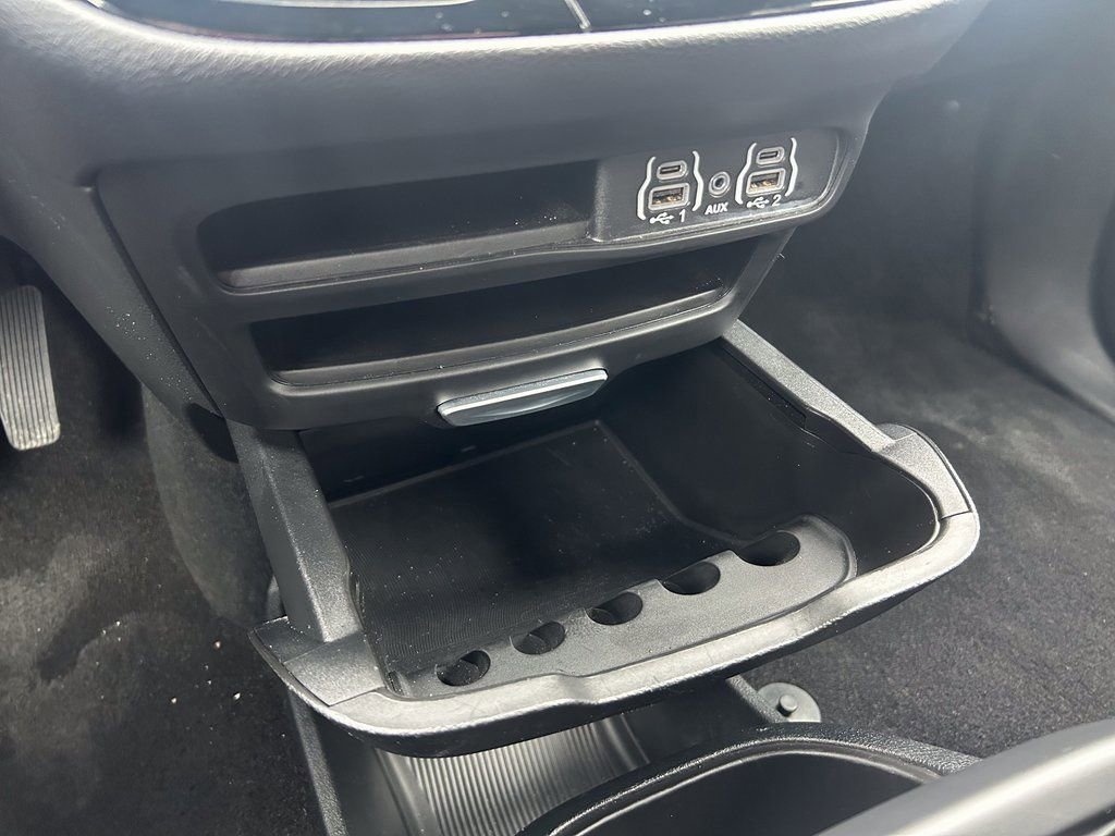 Used 2025 Chrysler Pacifica Select image 25