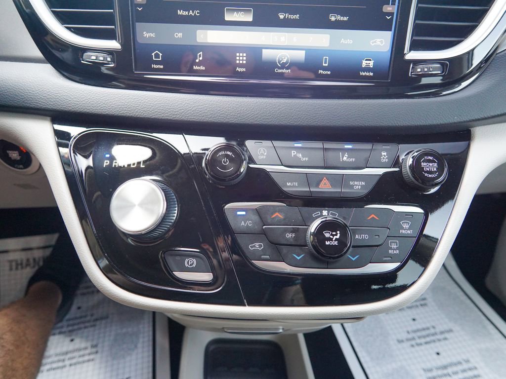 Used 2023 Chrysler Pacifica Touring-L FWD image 29