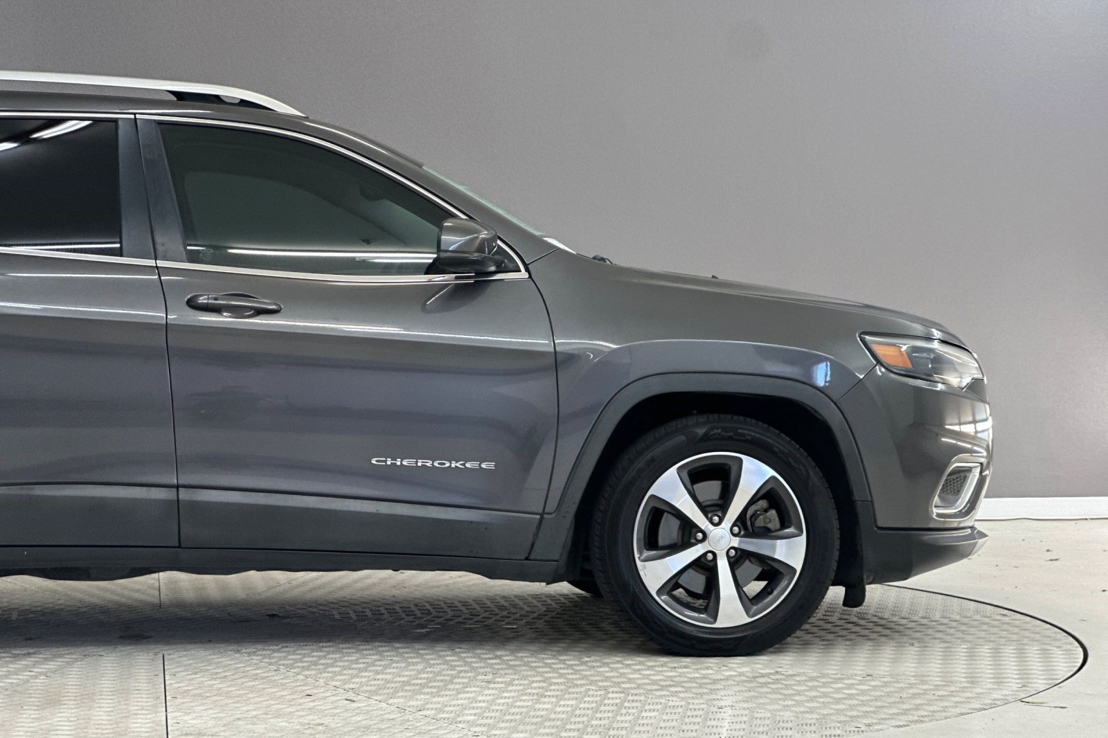 Used 2019 Jeep Cherokee Limited FWD image 35