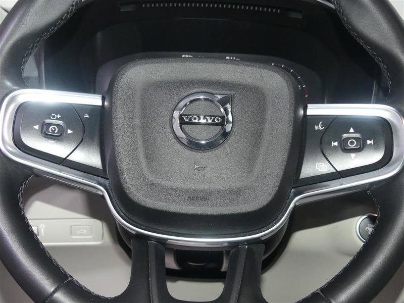 Used 2022 Volvo XC40 T5 Momentum image 32