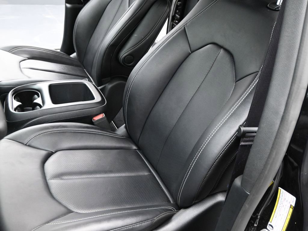 Used 2025 Chrysler Pacifica Select image 10