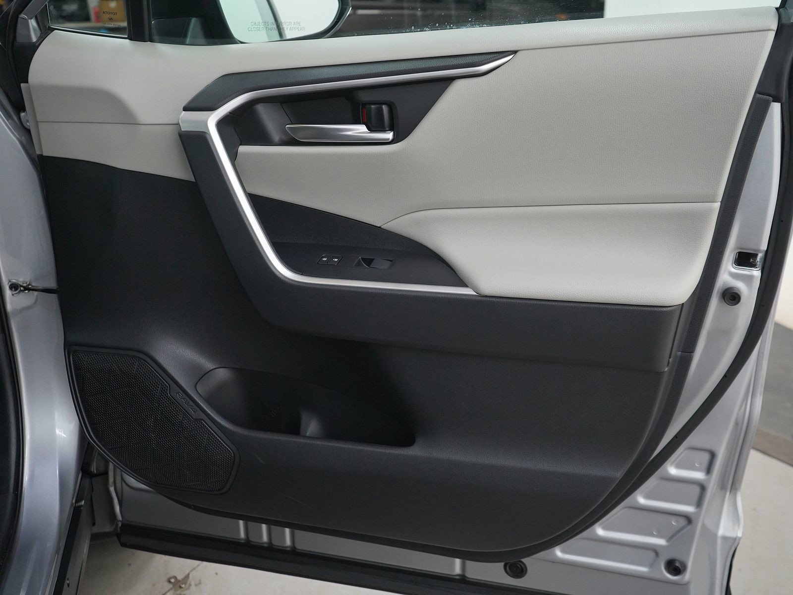Used 2021 Toyota RAV4 XLE w/ XLE Grade Weather Package AWD/4WD image 9